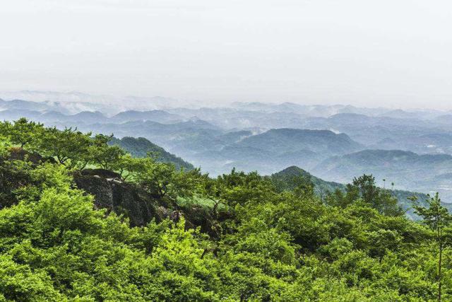 成都哪里还藏了一处避暑胜地,山势雄伟山涧环抱,晚上盖被才能入睡?