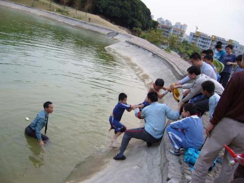 邵阳一男子奋不顾身跳河营救落水小孩,男子身上的哪些精神值得我们学习...